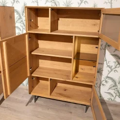 Highboard Set Puro Syle 460 Asteiche Gebürstet Barrique Geölt Farbglas Steingrau Sockel Metallrahmen Schwarz Inklusive LED Beleuchtung Ohne Links Highboard