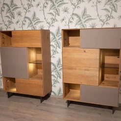 Highboard Set Puro Syle 461 Barrique Geölt Asteiche Gebürstet Farbglas Steingrau Sockel Metallrahmen Schwarz Inklusive LED Beleuchtung Ohne Rechtes Highboard