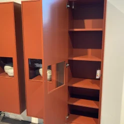 Hängeelement Kombi Kara Frame Lack Ziegelrot Glastür Inklusive Beleuchtung