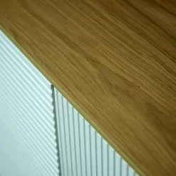 Hänge-Sideboard Cubo Korpus 420 Glattlack Verkehrsweiß Abdeckplatte 127 Eiche Milk