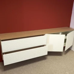 Hänge-Sideboard Cubo Korpus 420 Glattlack Verkehrsweiß Abdeckplatte 127 Eiche Milk