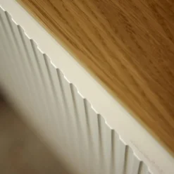 Hänge-Sideboard Cubo Korpus 420 Glattlack Verkehrsweiß Abdeckplatte 127 Eiche Milk