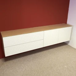 Hänge-Sideboard Cubo Korpus 420 Glattlack Verkehrsweiß Abdeckplatte 127 Eiche Milk