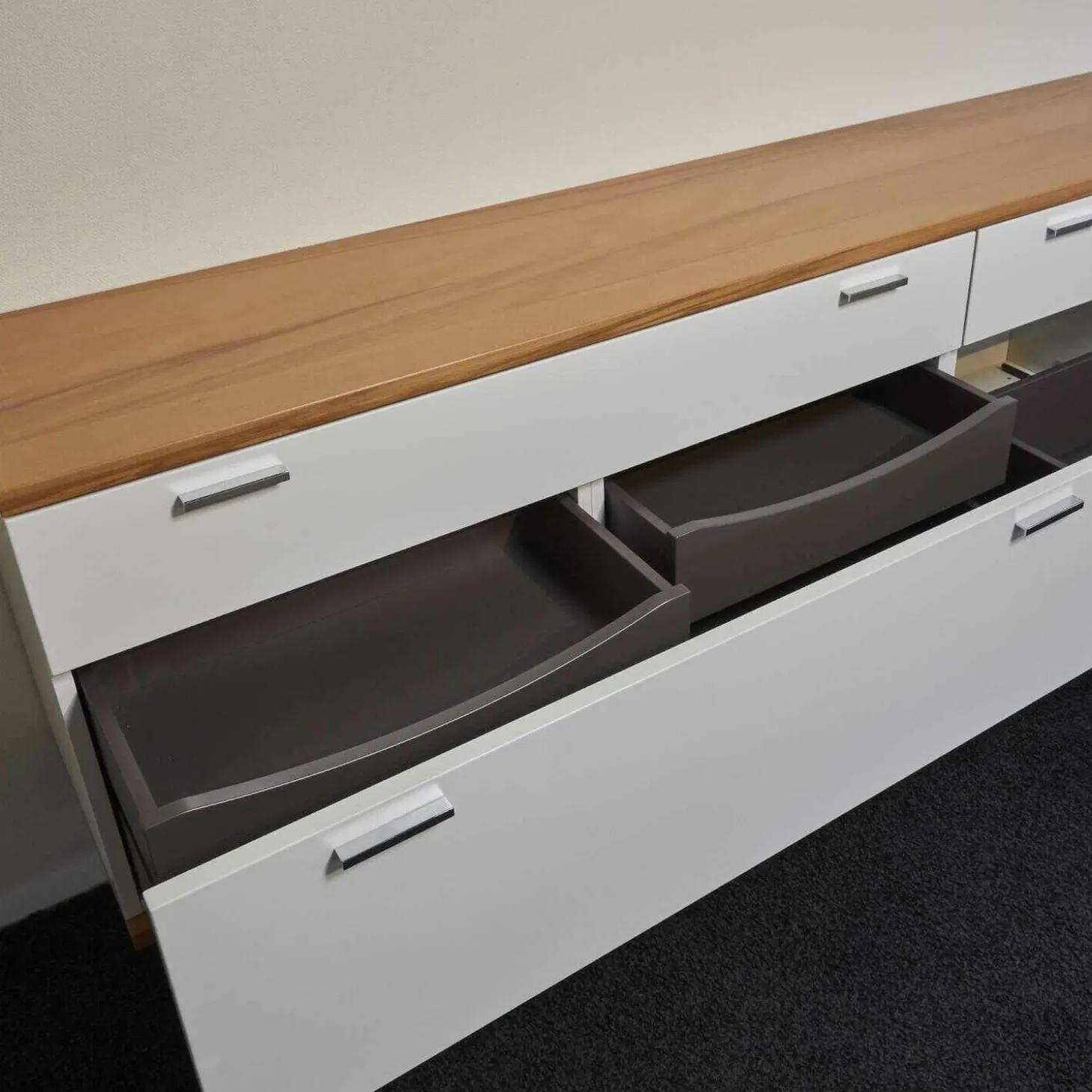 Hängesideboard Lack Weiß Kernbuche Mit Wandboard Chrom Glänzend