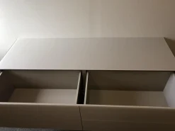 Hängesideboard Soma Außen Glas Basalt Weiß Beige Grau Innen Lack Basalt Weiß Beige Grau Mit Zwei Großen Schubkästen