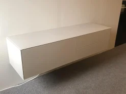 Hängesideboard Soma Außen Glas Basalt Weiß Beige Grau Innen Lack Basalt Weiß Beige Grau Mit Zwei Großen Schubkästen