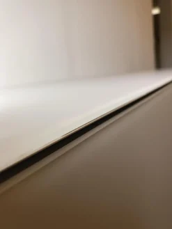 Hängesideboard Soma Außen Glas Basalt Weiß Beige Grau Innen Lack Basalt Weiß Beige Grau Mit Zwei Großen Schubkästen