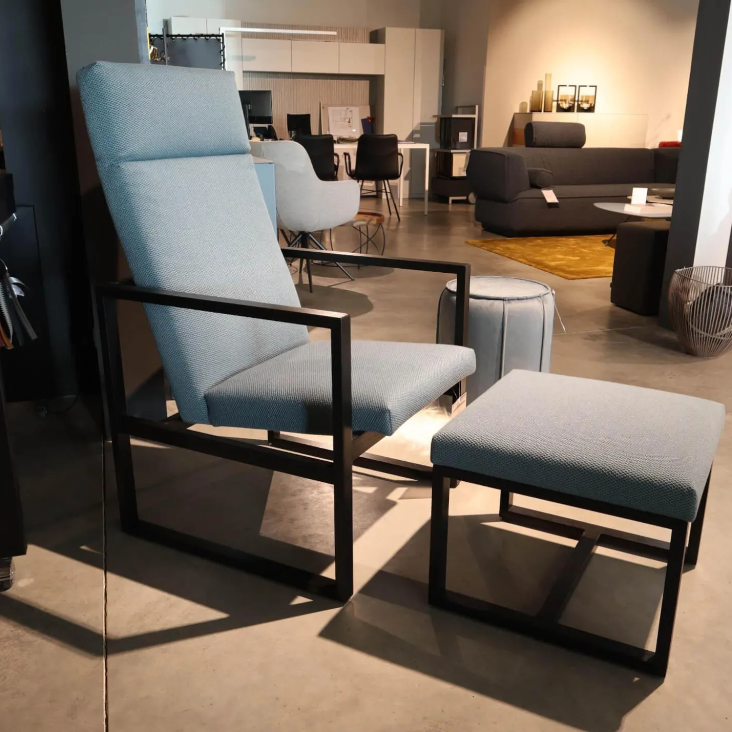 Hochlehnsessel Grace Wood Bezug Stoff 4057 61 Blau Grau Gestell Eiche Schwarz Gebeizt Inklusive Hocker