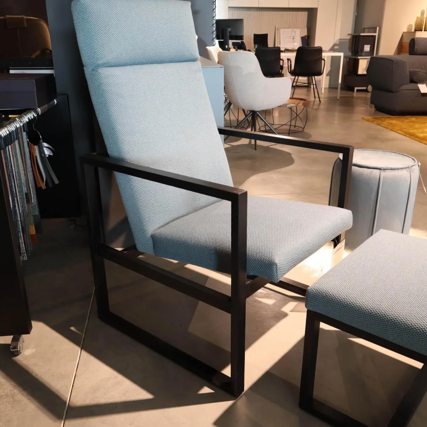 Hochlehnsessel Grace Wood Bezug Stoff 4057 61 Blau Grau Gestell Eiche Schwarz Gebeizt Inklusive Hocker