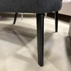 Hochlehnsessel Lilou Stoff Rye Schwarzgrau Fuß Schwarz mit Hocker Derby