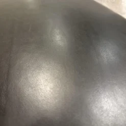 Hochlehnsessel Lilou Stoff Rye Schwarzgrau Fuß Schwarz mit Hocker Derby