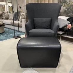 Hochlehnsessel Lilou Stoff Rye Schwarzgrau Fuß Schwarz mit Hocker Derby