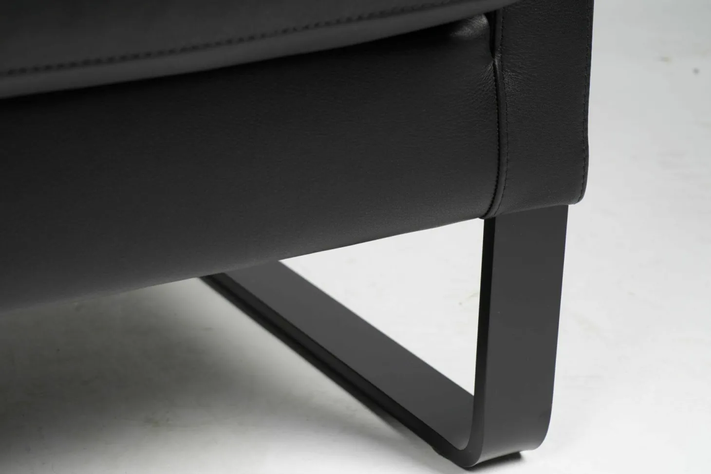 Hochlehnsessel Santos Leder Wildanilin L 7360 B Cat. 12 Schwarz Gestell Kufen schwarz