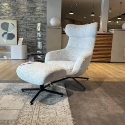 Hochlehnsessel Viktor Stoff 6450 49 Weiß Grau Gestell Kreuzfuß Metall Schwarz Pulverbeschichtet Mit Hocker