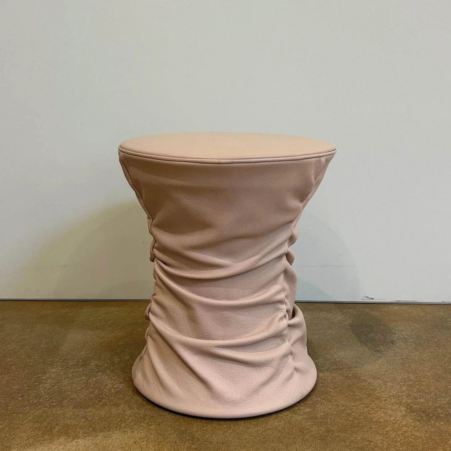 Hocker Bellows 222 H1 Leder Cashmere Wild Rose Rosa Gestell Holzkonstruktion Mit Gasfeder