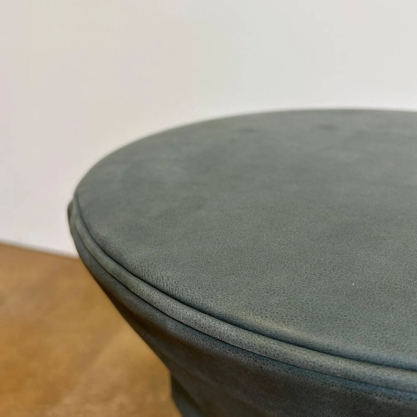 Hocker Bellows 222 H1 Leder Vintage Blue Tourmaline Blau Grau Gestell Holzkonstruktion Mit Gasfeder