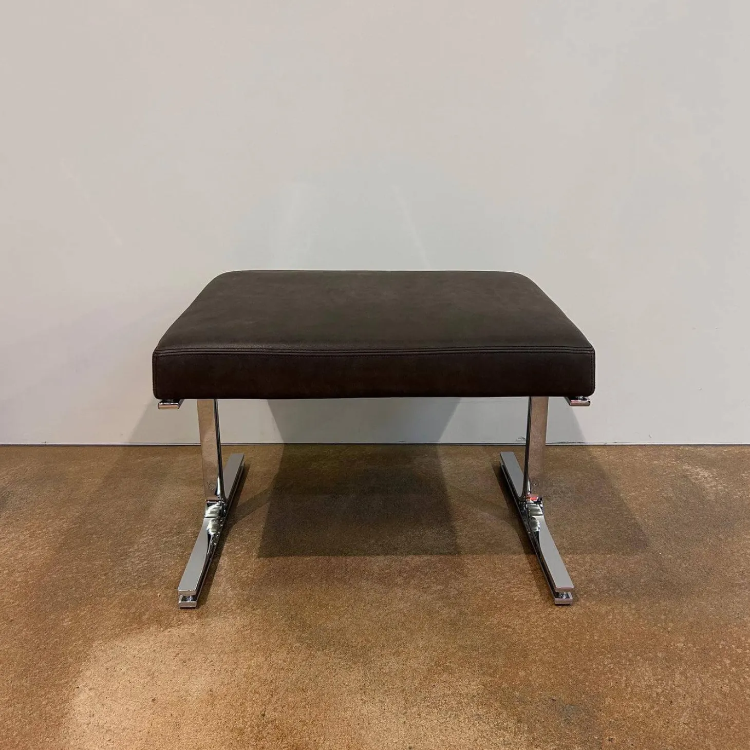 Hocker Berlin Chair Leder Vintage 65 1410 Cigar Schwarz Gestell Profilstahl Hochglanz Verchromt