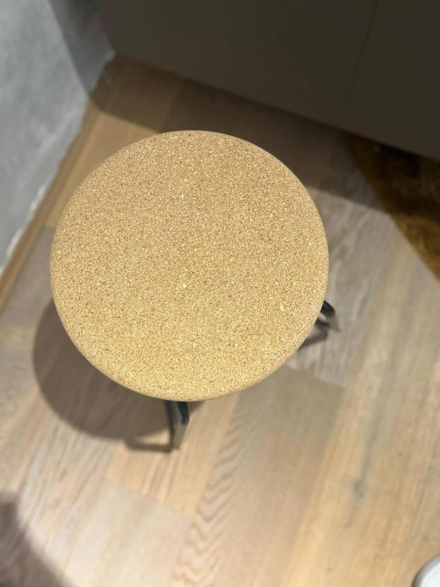 Hocker CC2 Kork Metall Schwarz Pulverbeschichtet