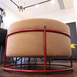 Hocker Drop Stapelbar Stoff 8307 Lachsrosa Beige Rosa Gestell Metall Rubinrot Lackiert Mit Filzgleitern