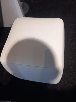 Hocker Miki Leder Namibia Weiß Füße Kunststoff