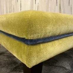 Hocker Royal Caption Stoff Zimmer & Rhode Infinity Grüngelb Mit Dunkelblauen Knöpfen Füße Dunkel Gebeizt Und Lackiert