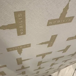 Hocker Royal Caption Stoff Zimmer & Rhode Infinity Grüngelb Mit Dunkelblauen Knöpfen Füße Dunkel Gebeizt Und Lackiert