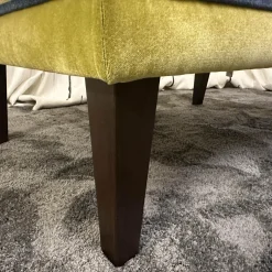 Hocker Royal Caption Stoff Zimmer & Rhode Infinity Grüngelb Mit Dunkelblauen Knöpfen Füße Dunkel Gebeizt Und Lackiert