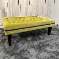 Hocker Royal Caption Stoff Zimmer & Rhode Infinity Grüngelb Mit Dunkelblauen Knöpfen Füße Dunkel Gebeizt Und Lackiert