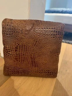 Hockerkissen Ming Leder Aligator Mocca Braun Mit Plaids