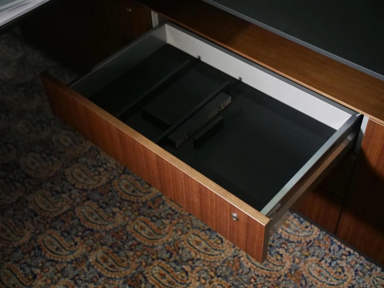 Keypiece Communication Desk Nussbaum Höhenverstellbar Mit Leder Ein- Und Auflagen