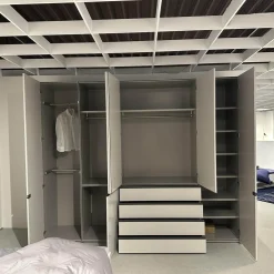 Kleiderschrank Collect Mattlack Außen M08 Greige Innen M23 Muschel Grau