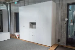 Kleiderschrank Line Mattlack P01 White Griffe P19 Dune Grau