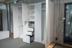 Kleiderschrank Line Mattlack P01 White Griffe P19 Dune Grau