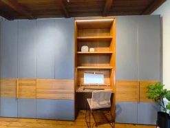 Kleiderschrank Valore Eiche Natur Geölt Front Farbglas Mittelgrau Matt Korpus Buche Mit Beleuchtung