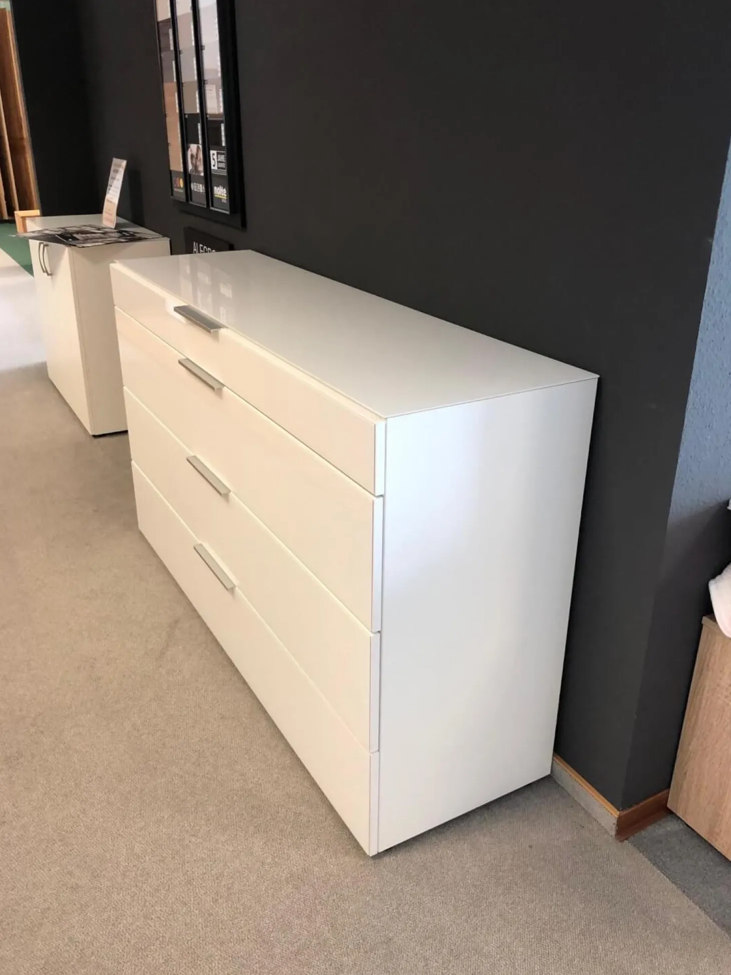 Kommode Alegro 2 Polarweiß Ausführung Weißglas Alu Matt