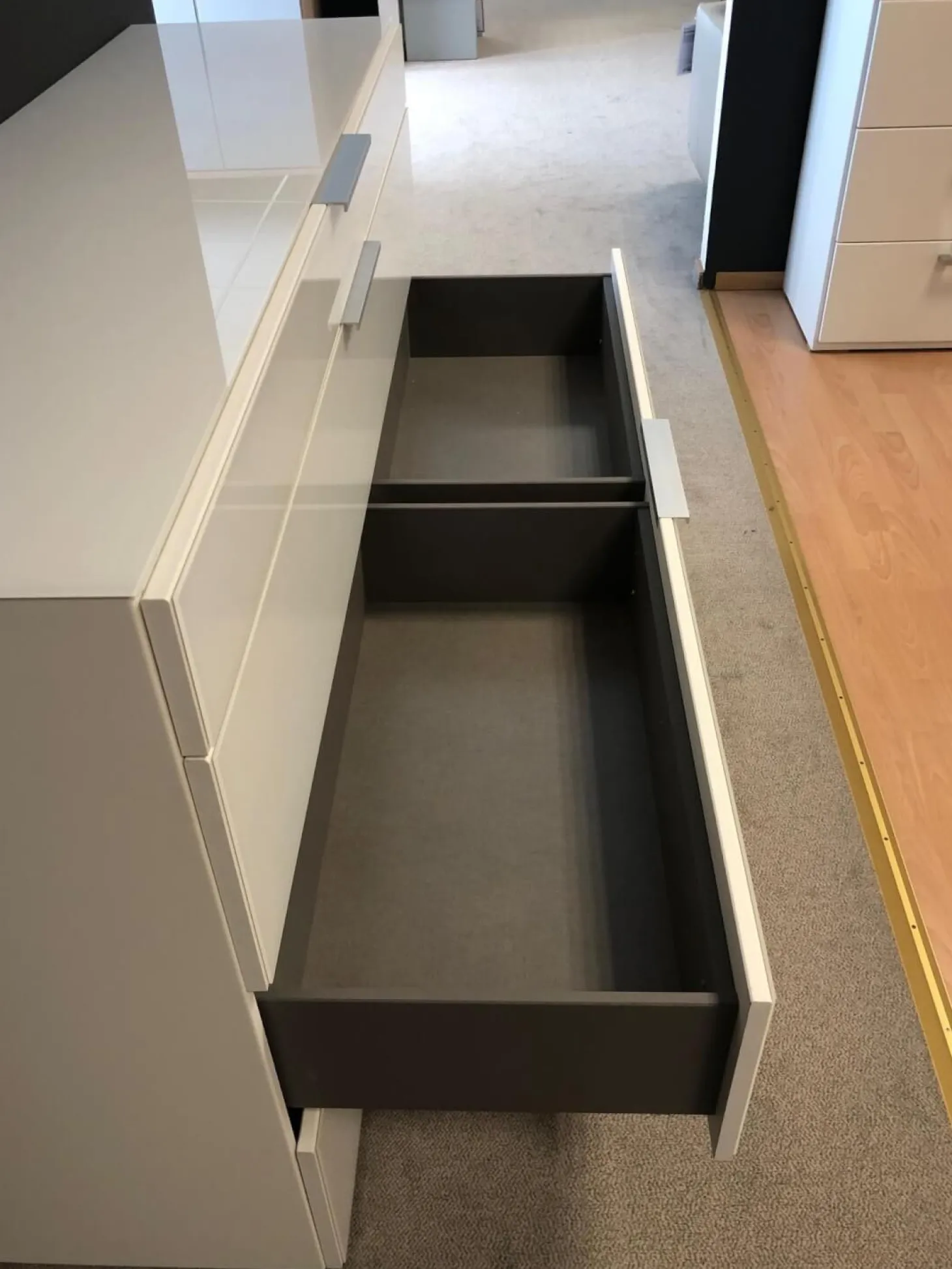 Kommode Alegro 2 Polarweiß Ausführung Weißglas Alu Matt