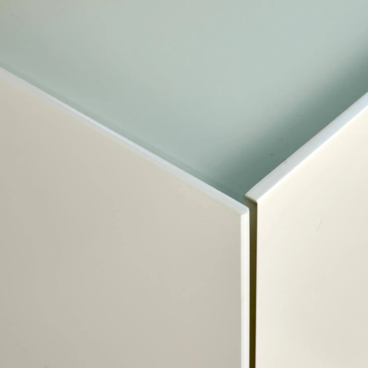 Kommode Cube Light Spanplatte Mattlack Schneeweiß Guave Abdeckplatte Glas