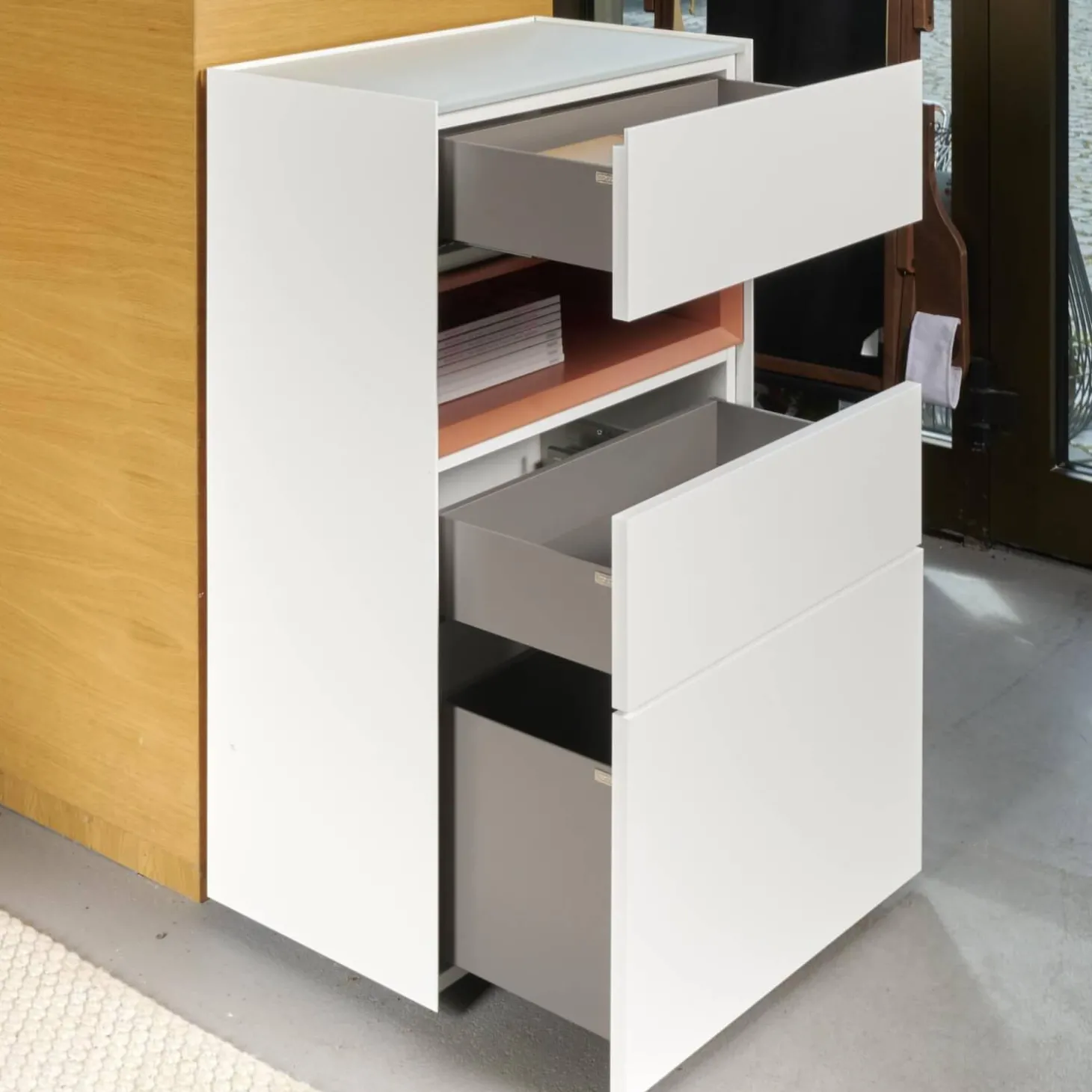 Kommode Cube Light Spanplatte Mattlack Schneeweiß Guave Abdeckplatte Glas