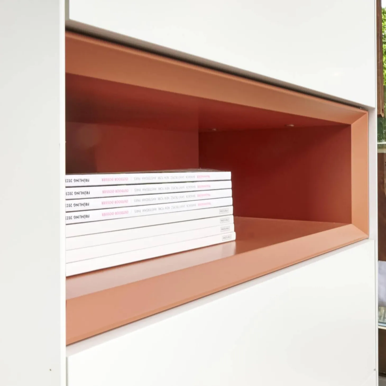 Kommode Cube Light Spanplatte Mattlack Schneeweiß Guave Abdeckplatte Glas