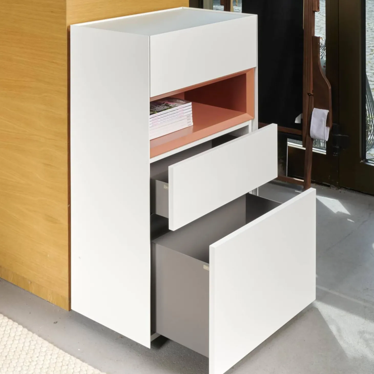 Kommode Cube Light Spanplatte Mattlack Schneeweiß Guave Abdeckplatte Glas