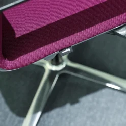 Konferenzstuhl Filo Bezug Steelcut Maulbeere Drehgestell Mit Rückholmechanik