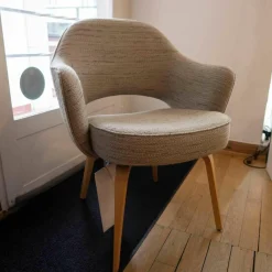 Konferenzstuhl Saarinen Stoff Rivington Beige Gestell Eiche Natur