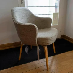 Konferenzstuhl Saarinen Stoff Rivington Beige Gestell Eiche Natur