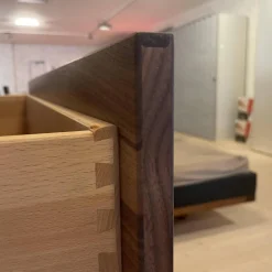 Ladenkommode Riletto Naturöl Nussbaum Lederseiten L1 Schwarz