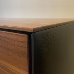 Ladenkommode Riletto Naturöl Nussbaum Lederseiten L1 Schwarz