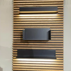 Lamellenpaneel Yonna Kerneiche Natur Gebürstet Mit 4 Regalböden Metall Anthrazit Und Beleuchtung