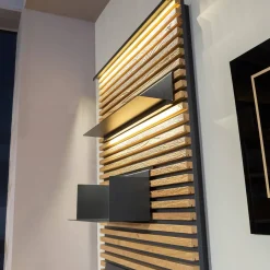 Lamellenpaneel Yonna Kerneiche Natur Gebürstet Mit 4 Regalböden Metall Anthrazit Und Beleuchtung