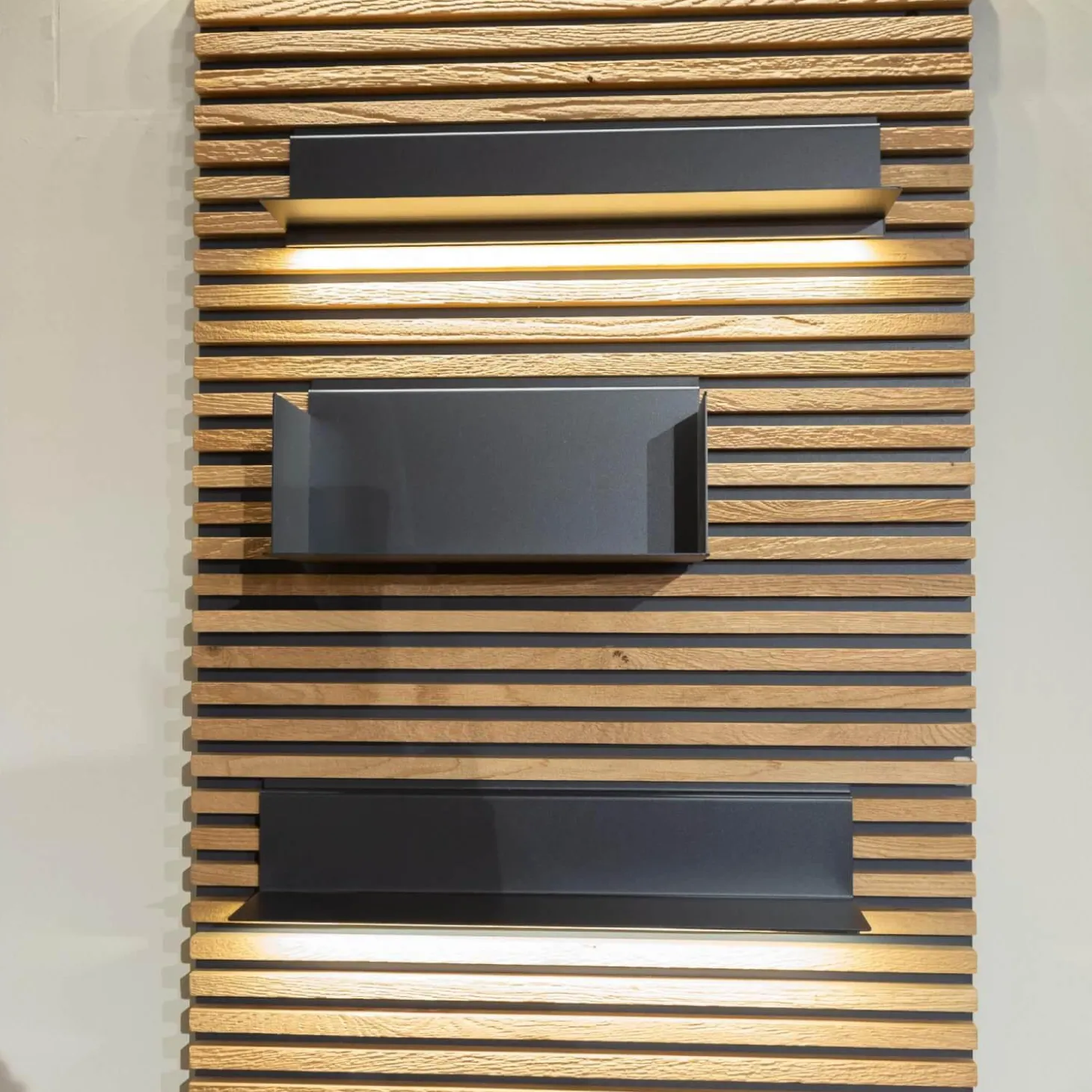 Lamellenpaneel Yonna Kerneiche Natur Gebürstet Mit 4 Regalböden Metall Anthrazit Und Beleuchtung