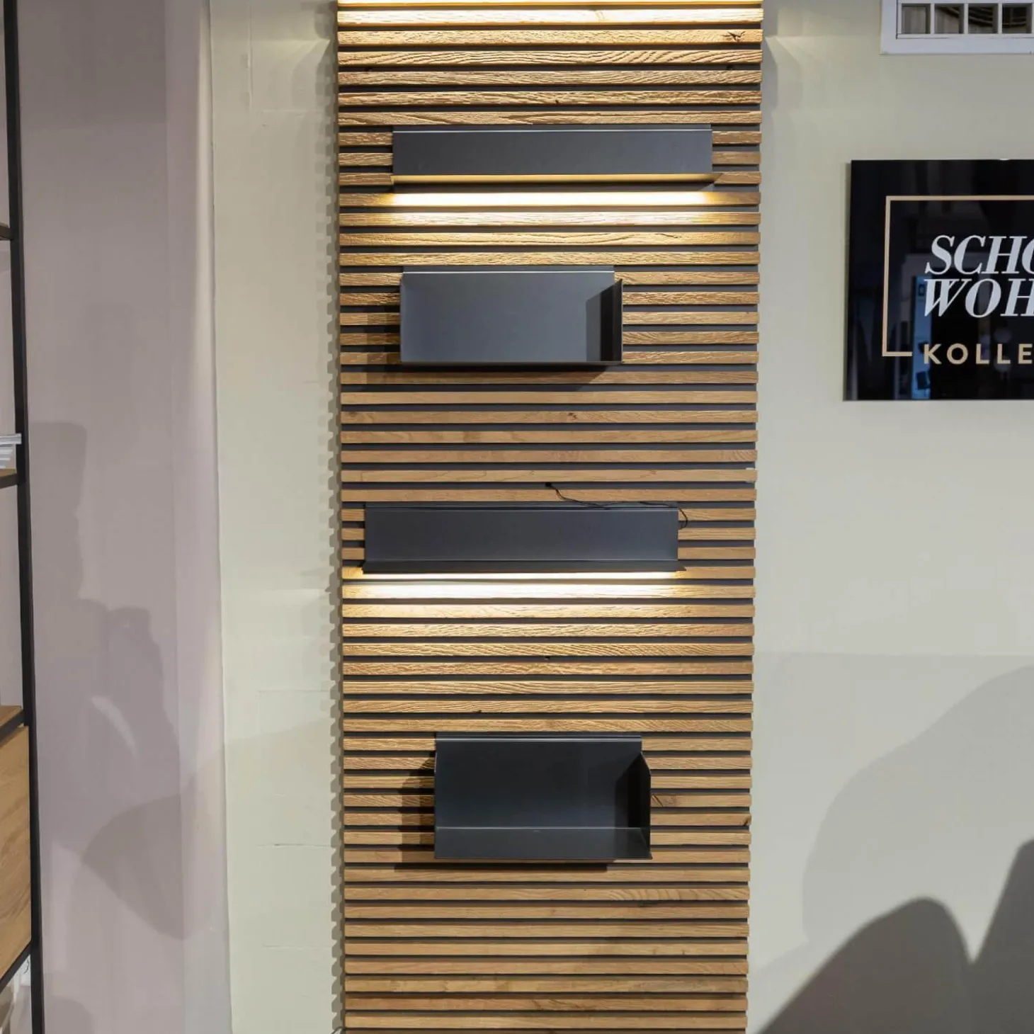 Lamellenpaneel Yonna Kerneiche Natur Gebürstet Mit 4 Regalböden Metall Anthrazit Und Beleuchtung