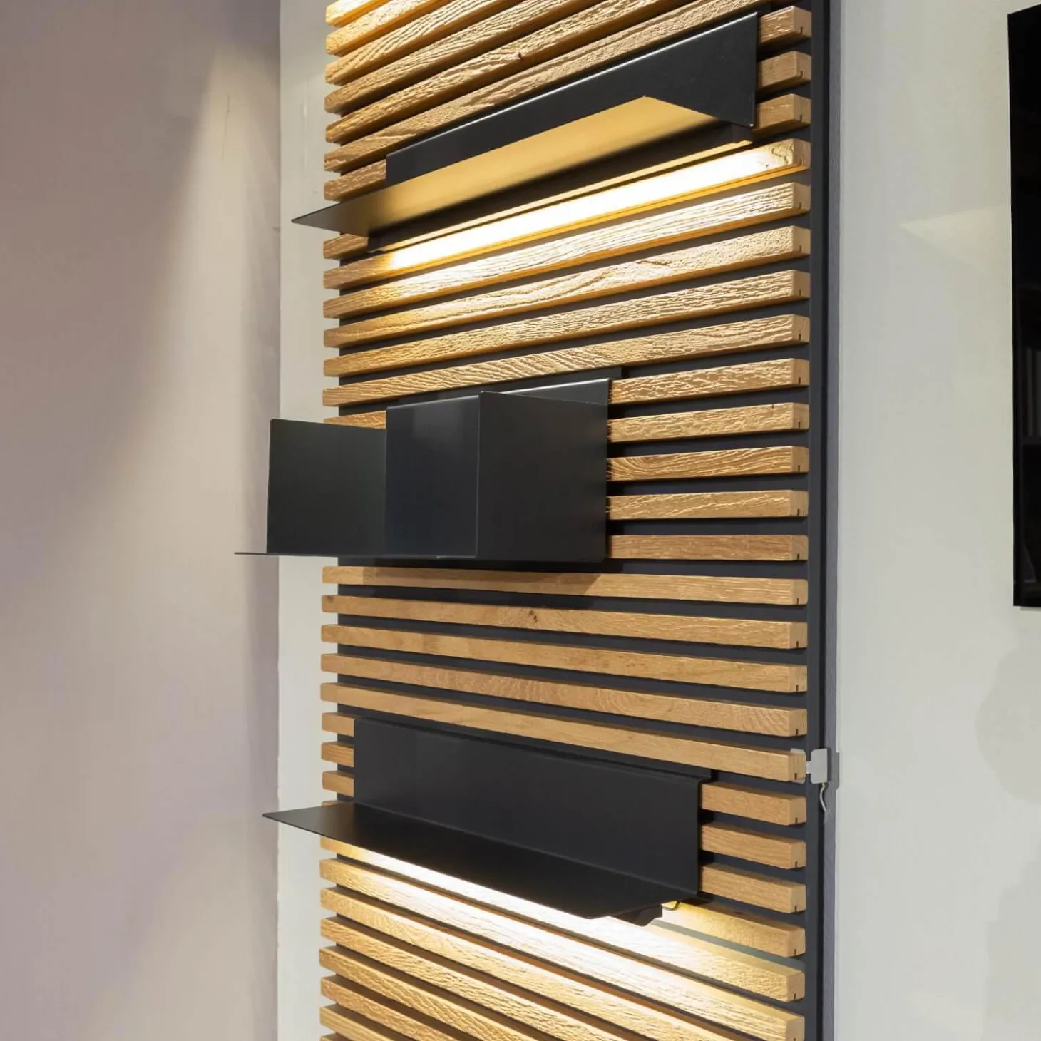 Lamellenpaneel Yonna Kerneiche Natur Gebürstet Mit 4 Regalböden Metall Anthrazit Und Beleuchtung
